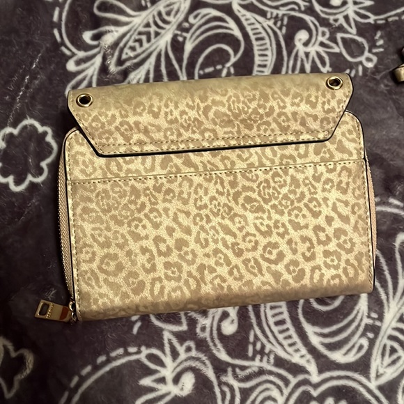 Jen &Co Gold leopard wallet/ crossbody - Picture 4 of 6